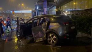 Beylikdüzünde iki otomobil çarpıştı