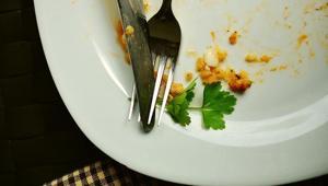 Her evde aynısı yapılıyor Bulaşıkları yıkamadan önce hazırlayın, makine tıkanmıyor