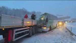 Tokat-Sivas yolunda feci kaza: Yolcu otobüsü TIR’a çarptı: 7 yaralı