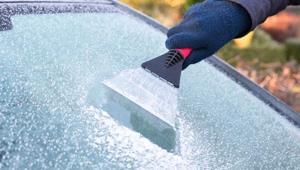 Buz tutan camın tek koruyucusuymuş Battaniyeye gerek yok, araba camına serin