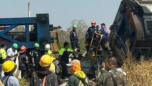 Taylandda katliam gibi kaza Trenin üzerine inşaat vinci düştü: Çok sayıda ölü ve yaralı var