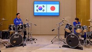 Japonya ve Güney Kore liderlerinden bateri şov Ritmi yakalamaya çalıştık