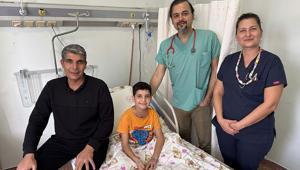Ameliyat öncesi kalbi durdu 11 yaşındaki Azat’ı hayata döndüren hamle: ‘Uçakla geldik, yürüyerek döneceğiz’