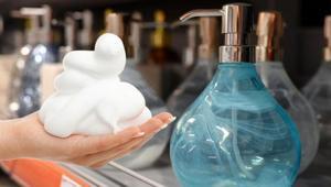 Ne kalıp ne jel... Evde köpük sabun hazırlamak çok basitmiş Aparatı takın