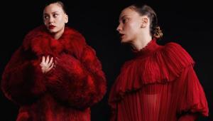 Serenay Sarıkaya bu kez çok farklı Kırmızılar içerisinde ortalığı yaktı geçti