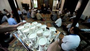 MİRAÇ KANDİLİNDE SÜT NEDEN İÇİLİR Miraç Kandilinde süt içmek sünnet mi, ne zaman içilir Miraç Kandilinde süt içerken okunacak dua ve sureler