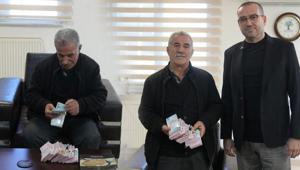 Dalgınlıkla minik servetini çöpe attı Bankada poşeti açınca hayatının şokunu yaşadı