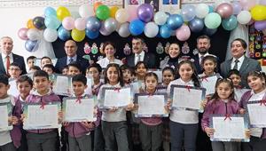 Bakan Tekin karne dağıttı: Yarıyıl tatilinde dinlenip, kitap okuyarak vakit geçirin