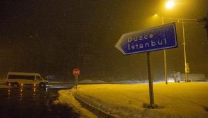 Bolu Dağında yoğun kar Ekipler sürücüleri uyarıyor