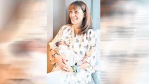 Oğlunu kucağına aldı