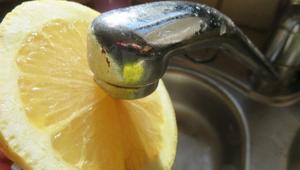 Musluk kirecinin kökü böyle kazınıyormuş 5 dakikada cam gibi oluyor