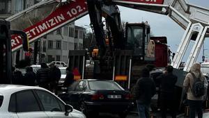 TIRın üzerindeki ekskavatör tabelaya takıldı 7 araçta hasar oluştu