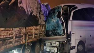 Bingöl’de feci kaza Yolcu otobüsü kayarak TIRa çarptı