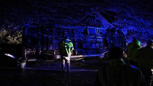 Kuzey Çevre Otoyolunda servis minibüsü devrildi, 11 kişi yaralandı