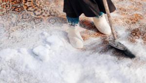 Karla halı temizliği böyle yapılıyormuş En temiz hali için dışarıda bekletin