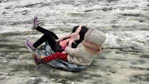 İstanbulda kar yağışıyla sokak buz pistine döndü