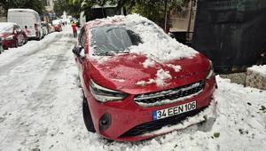 Çatıdan kopan kar kütlesi otomobili ezdi: Büyük hasar kamerada