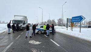 Sivas-Malatya kara yolu ulaşıma kapandı Araçlar bekletiliyor