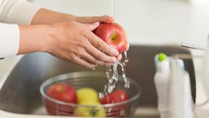 Meyve ve sebzeleri yıkarken herkesin yaptığı hata Mikropları ve pestisitleri arındırmıyor