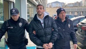 Otobüste 2 kişinin boynuna bıçak dayayan üniversiteli tutuklandı