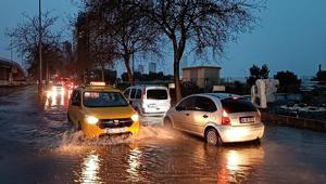 İzmirde sağanak hayatı felç etti