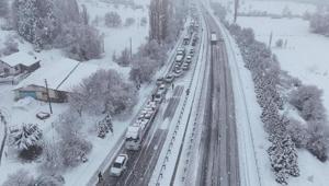 Kar bir anda bastırdı Karayolu 3 saat trafiğe kapandı