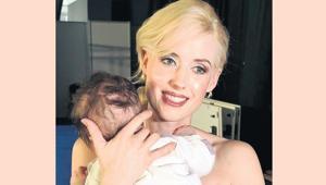 Kuliste oğlunu uyuttu