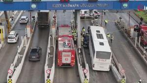 Son dakika... İstanbulda yolcu otobüsünün çarptığı otomobil gişede sıkıştı Ekipler sevk edildi