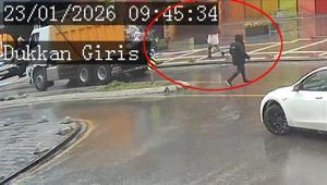 Üsküdarda korkunç kaza Açılan damper kapağı yolda yürüyen kadına çarptı