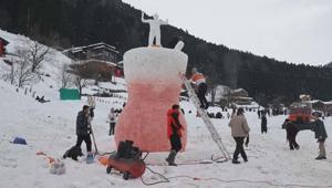 Ayder’de kış masalı başladı: Poşetle kaydılar, dev çay bardağına akın ettiler