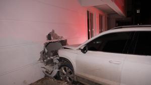 Polisten kaçtı, duvara çarpıp durdu Aracı bırakıp kayıplara karıştı