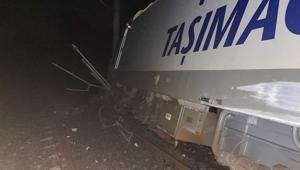 Balıkesirde toprak kayması Zemindeki hareketlilik nedeniyle yolcu treni raydan çıktı