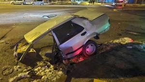 Erzincanda feci kaza Araç ikiye bölündü: 4 yaralı