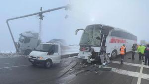 Sivasta sis felaketi Yolcu otobüsü ve TIR’lar birbirine girdi: Yaralılar var