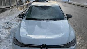 Çatıdan kopan kar kütlesi aracı hurdaya çevirdi O anlar kamerada