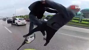 Bursa’da yol verme tartışması ring alanına döndü Uçan tekmeler kamerada