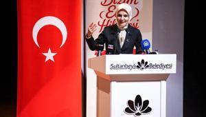 Bakan Göktaş, Bizim Evin Hikayesi tiyatro oyununun gala gösterimine katıldı