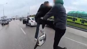 Trafikte uçan tekmeli kavgada sürücülere şok ceza