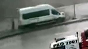 Sisli yolda kontrolden çıkan işçi servisi refüje fırladı Yaya ölümden saniyelerle kurtuldu