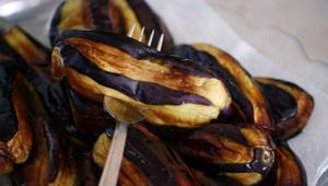 Köz patlıcanın acı ve buruk tadını gideren tüyo 10 dakika sonra tadı nefis