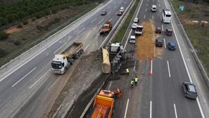 Kuzey Marmara Otoyolunda kamyon devrildi Trafikte yoğunluk oluştu