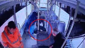 Otobüste bir anda yere yığıldı Epilepsi nöbeti geçiren yolcunun o anları kamerada