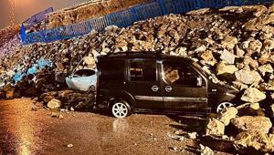 Hatayda istinat duvarı araçların üzerine çöktü 6 araçta hasar oluştu