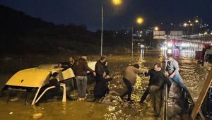 Son dakika... Aydında minibüs suya gömüldü, 20 yolcu mahsur kaldı