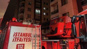 Zeytinburnu’nda site otoparkında çıkan yangında 5 araç zarar gördü