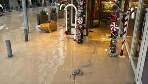 Sağanak İzmiri vurdu İş yerlerini su bastı, esnaf isyan etti: Her yıl aynı manzara