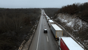 Dondurucu soğukta kilometrelerce tır kuyruğu