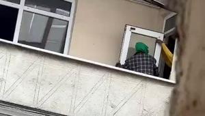 Esenyurt’ta pes dedirten görüntü Boşaltılan binanın kapı ve pencerelerini söküp götürdüler