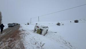 Sivas’ın Yıldızeli ilçesinde öğrenci minibüsü şarampole devrildi 10 yaralı