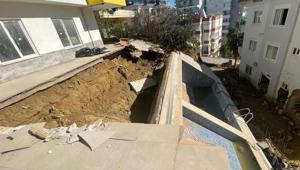 7 katlı binada yaşayanlar dehşeti yaşadı Havuz çöktü, herkes tahliye edildi